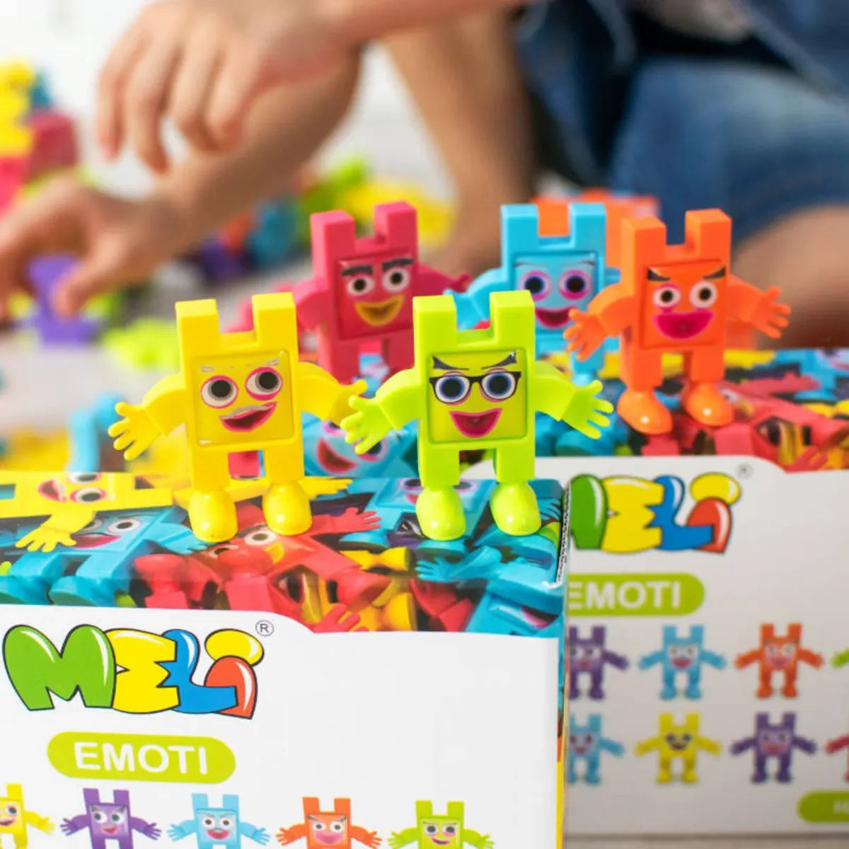 Klocki Emoti Happy 12 figurek z naklejkami emocji, od 3 lat