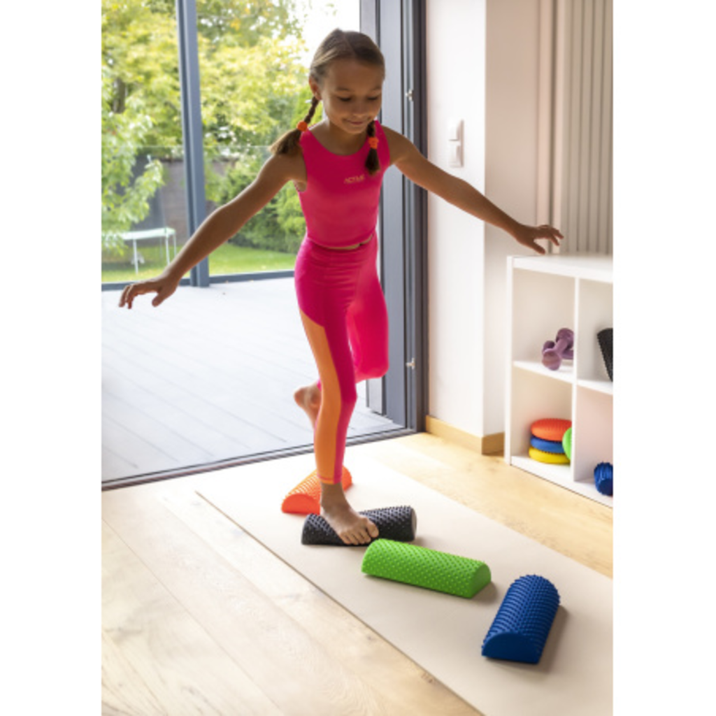 Półwałek sensoryczny z kolcami czerwony 30 cm, od 3 lat
