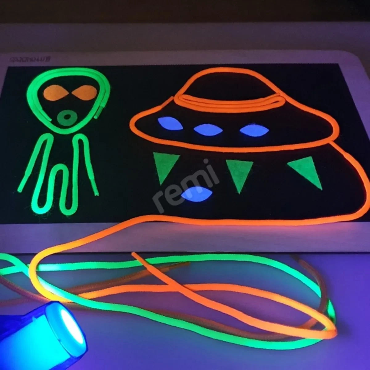 Tabliczka Spaghetti Fluo z latarką LED kreatywna, od 5 lat
